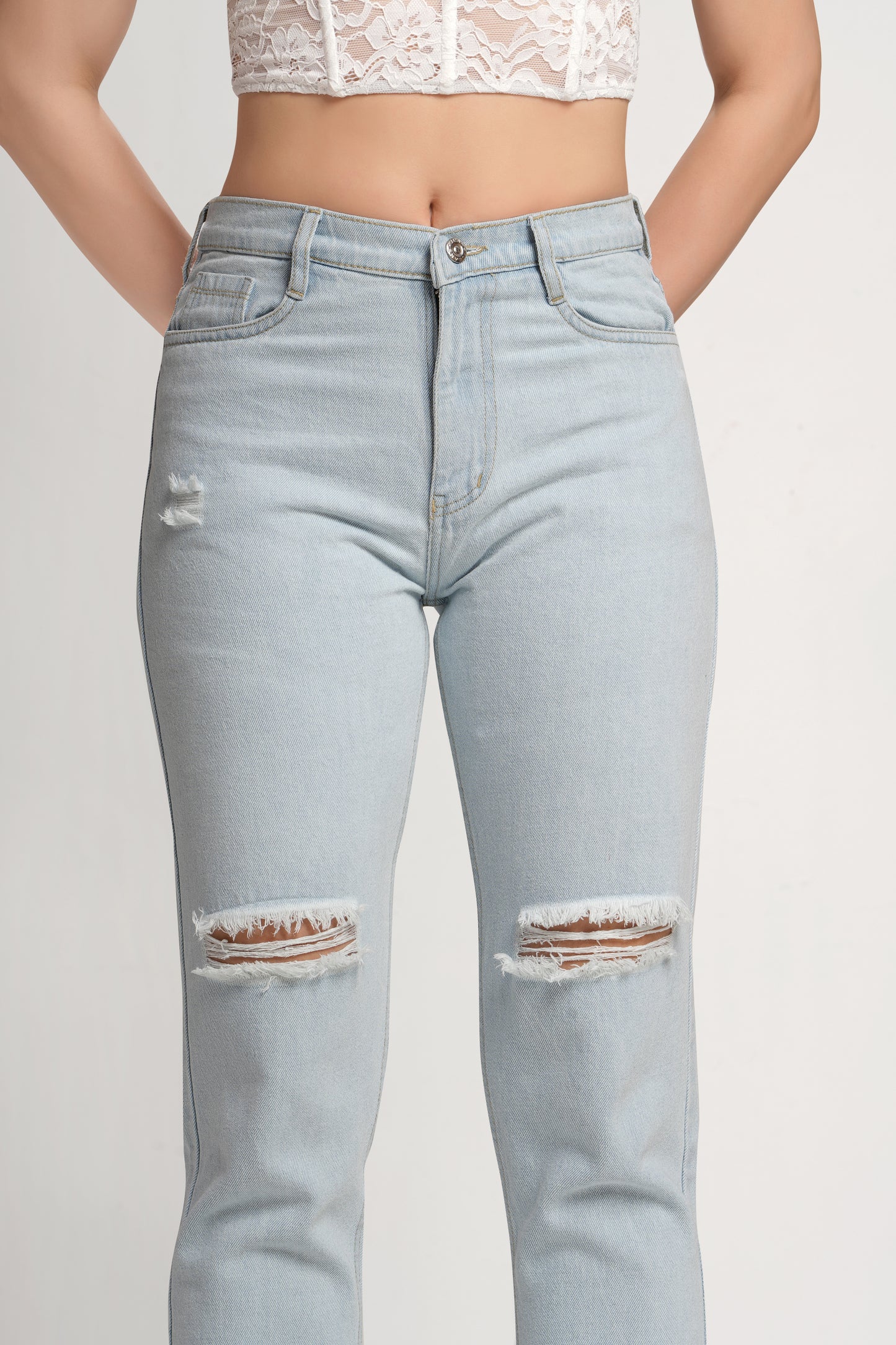 MeQueen Women's Sky Blue Fit Ripped Knee Jeans