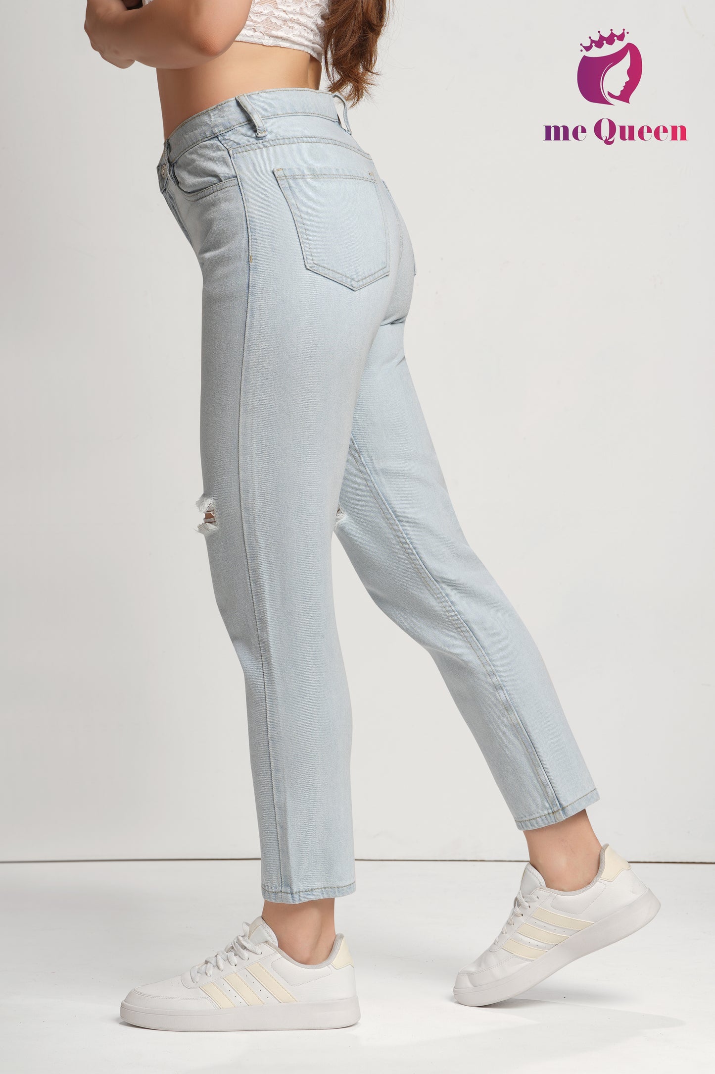 MeQueen Women's Sky Blue Fit Ripped Knee Jeans