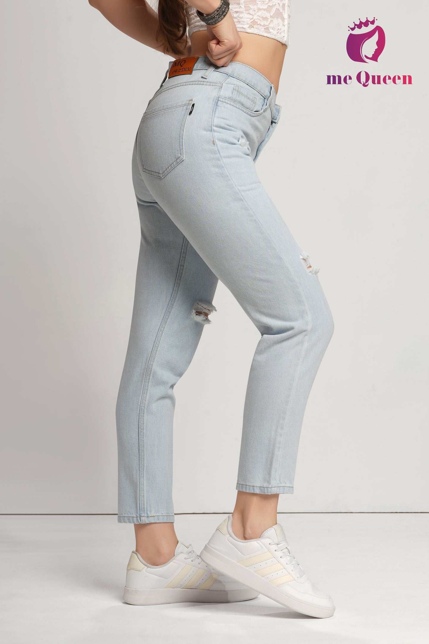 MeQueen Women's Sky Blue Fit Ripped Knee Jeans